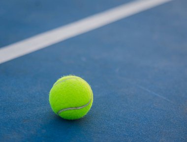 Mavi sert kortta sarı tenis topuna yaklaş..