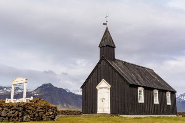 İzlanda 'daki siyah ahşap kilise.