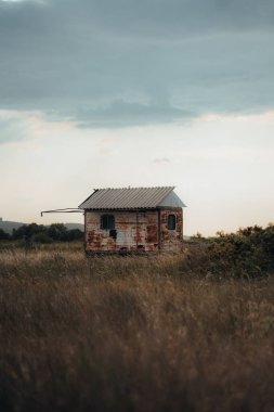 Doğada terk edilmiş bir kulübe.