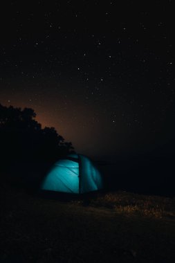 Kumsalda Yıldızların Altında Kamp