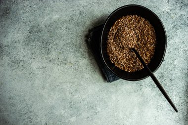 Sağlıklı yemek pişirmek için organik keten tohumlarıyla dolu bir kase.