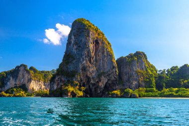 Su, kayalık dağ Railay beach, Ao Nang, Krabi, Tayland