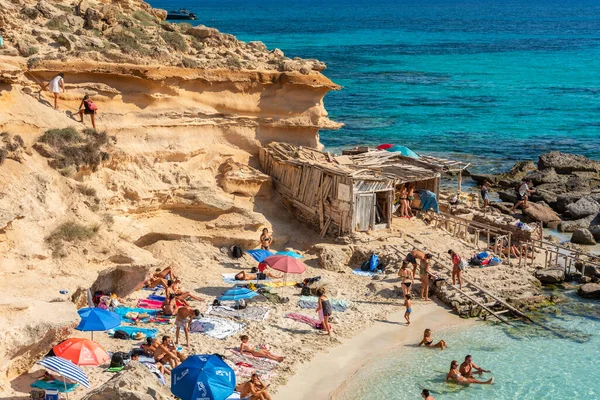 Форментера Испания 2021 Июня Люди Пляже Форментера Кало Морте Летом — стоковое фото
