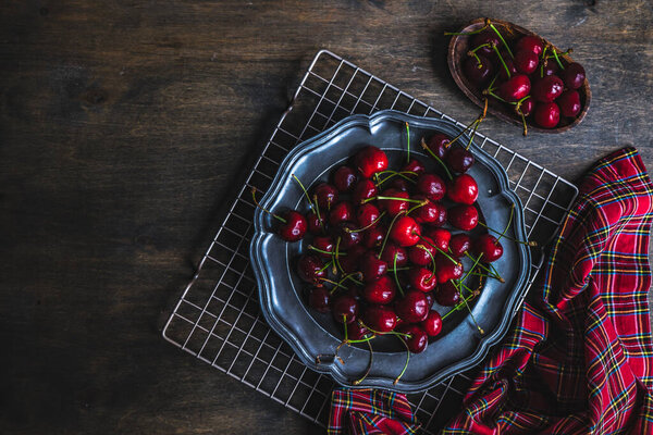 Летние органические ягоды вишни в винтажной металлической пластине