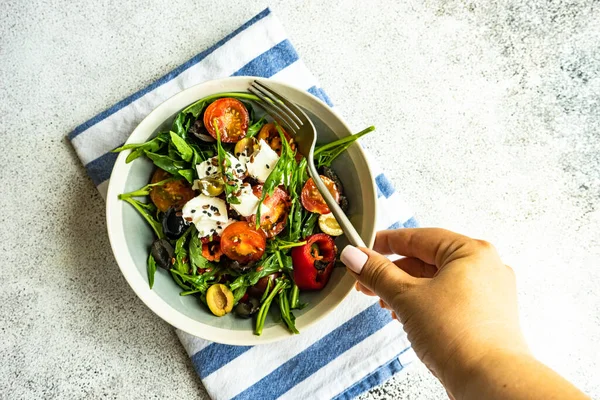 Salada Verão Saudável Com Queijo Feta Legumes Orgânicos Servidos Tigela — Fotografia de Stock