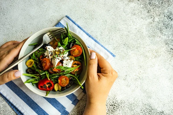 Salada Verão Saudável Com Queijo Feta Legumes Orgânicos Servidos Tigela — Fotografia de Stock