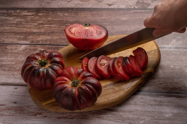 Close Woman Hand Knife Cutting Tomatoes Board Wooden Table — Stock Photo, Image