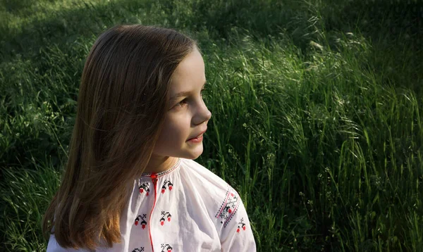 Портрет Улыбающейся Девушки Вышитой Рубашке Открытом Воздухе — стоковое фото