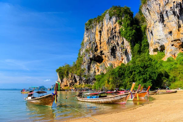 Długi Ogon Łodzi Tropikalnej Plaży Tonsai Bay Railay Beach Nang — Zdjęcie stockowe