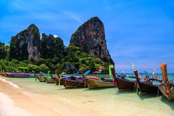 Bateaux Longue Queue Rochers Sur Plage Railay Ouest Nang Krabi — Photo