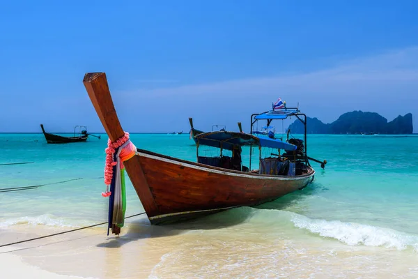 Długi Ogon Łodzi Tropikalnej Plaży Wyspie Phi Phi Don Morze — Zdjęcie stockowe