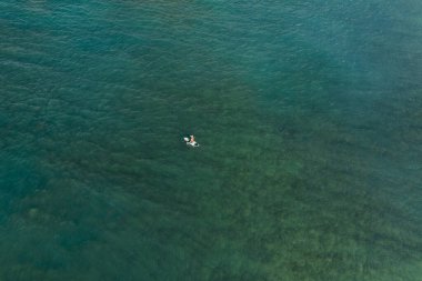 Erkek sörfçü Oahu, Hawaii 'de oturuyor.