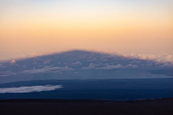 Mauna Kea Árnyéka Hilo Felett Sunseten Hawaii — Stock Fotó