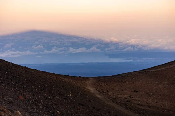 Mauna Kea Árnyéka Hilo Felett Sunseten Hawaii — Stock Fotó