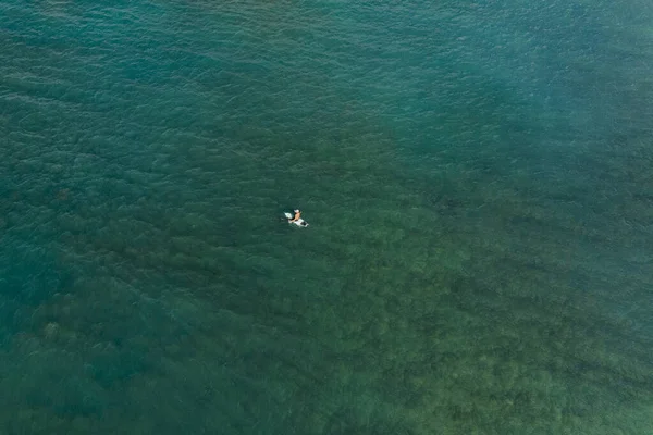 Erkek sörfçü Oahu, Hawaii 'de oturuyor.
