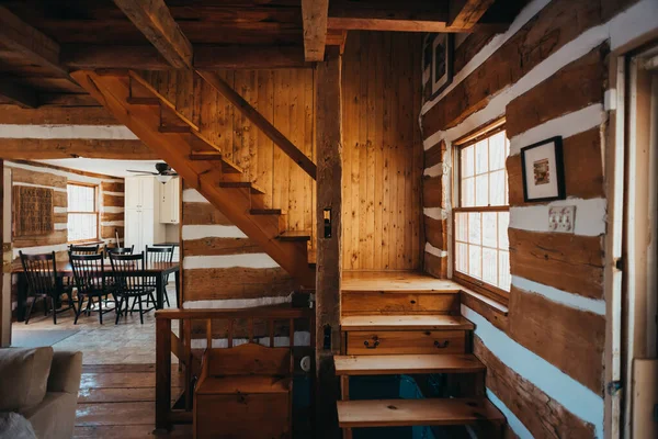 Εσωτερικό Του Ρουστίκ Log Καμπίνα Σπίτι Δείχνει Σκάλες Και Κουζίνα — Φωτογραφία Αρχείου