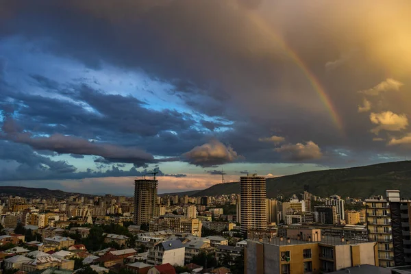 ジョージアの首都トビリシのダウンタウンの虹と劇的な夜の空 — ストック写真
