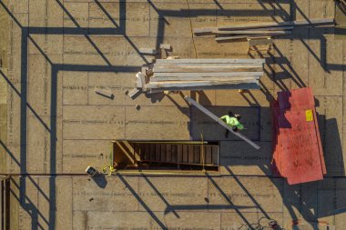 Atlanta 'daki yeni konut inşaatının çatısında inşaat işçisi.