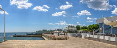 Odessa, Ukrayna 27.05.2022. Ukrayna 'daki savaş sırasında Odessa' daki Lanzheron Sahili 'nde güneşli bir bahar günü.