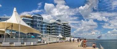 Odessa, Ukrayna 27.05.2022. Ukrayna 'daki savaş sırasında Odessa' daki Lanzheron Sahili 'nde güneşli bir bahar günü.