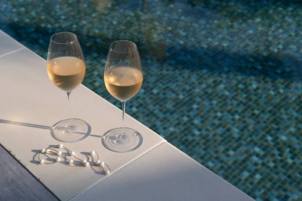 Two Glasses Rose Wine Pool — Stock Photo, Image