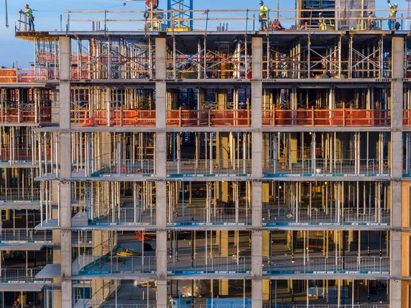 アトランタ中心街の高層ビルの建設労働者 — ストック写真