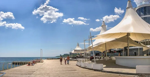 2022年5月27日 乌克兰敖德萨 乌克兰战争期间 敖德萨Lanzheron海滩堤岸上阳光灿烂的春日 — 图库照片