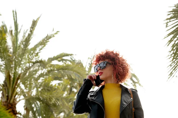 Jovem Mulher Latina Com Cabelo Vermelho Fala Seu Telefone Celular — Fotografia de Stock