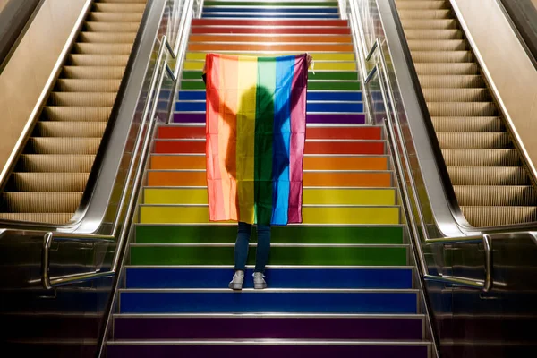 Flicka Går Uppför Trapporna Med Lgtb Flagga Gay Stolthet Dag — Stockfoto