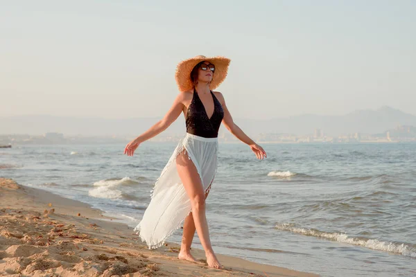 Молодая Женщина Отпуске Прогуливаясь Вдоль Берега Пляжа — стоковое фото
