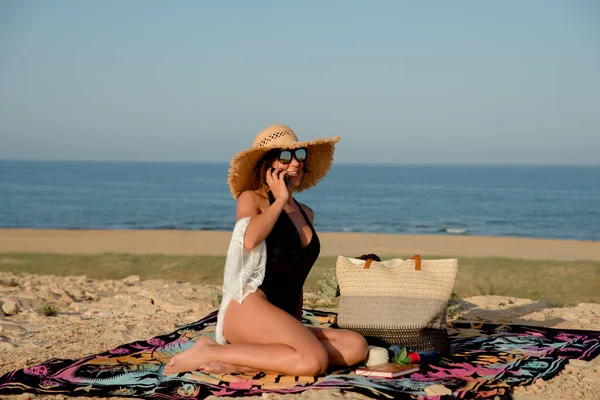 Щаслива Молода Жінка Насолоджується Відпусткою Вона Використовує Мобільний Телефон Пляжі — стокове фото