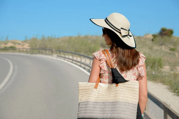 Молодая Женщина Отпуске Идет Дороге Шляпе Сумке — стоковое фото