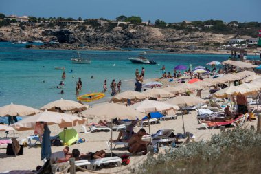 Formentera, İspanya: 11 Temmuz 2021: 2021 yazında Formentera 'da Es Pujols plajındaki insanlar
