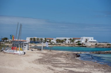 Formentera, İspanya: 29 Mayıs 2021: 2021 yazında insanlar Formentera 'daki Es Pujols plajındaki plajlara akın ettiler