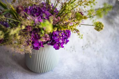 İç mekanda bir hediye olarak, buketteki yabani çiçekler.