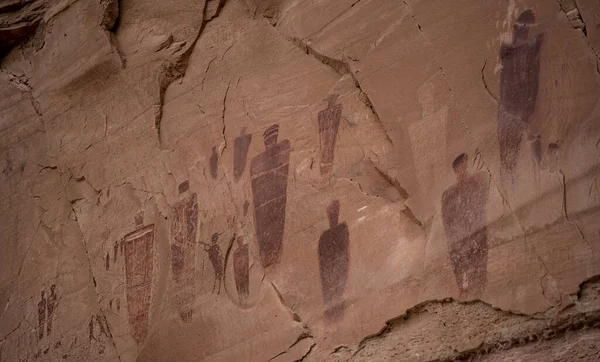 Kum Taşından Bir Kanyon Duvarında Birçok Eski Petroglifler — Stok fotoğraf