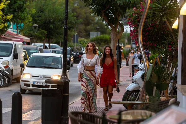 Pujols Formentera Espanha 2021 Julho Meninas Bonitas Caminham Formentera Tempos — Fotografia de Stock