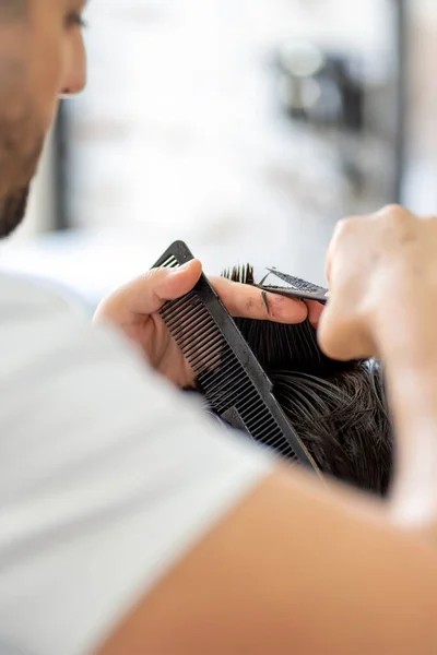 Professioneller Friseur Seinem Schönheitssalon Der Einen Haarschnitt Durchführt — Stockfoto