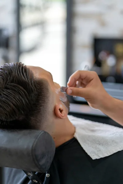 Friseur Rasiert Kundin Mit Rasiermesser — Stockfoto