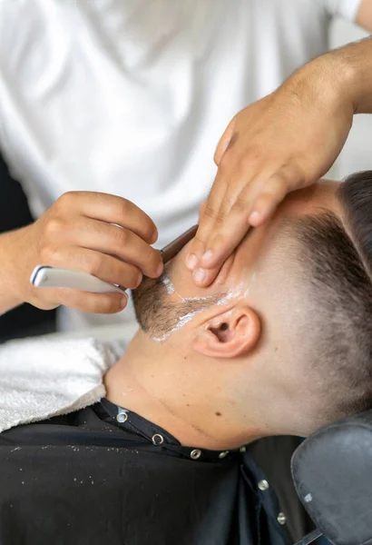 Professioneller Friseur Rasiert Einen Kunden — Stockfoto