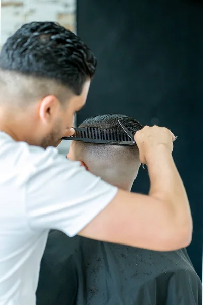 Professional Hairdresser His Beauty Salon Cutting Hair — Stock Photo, Image