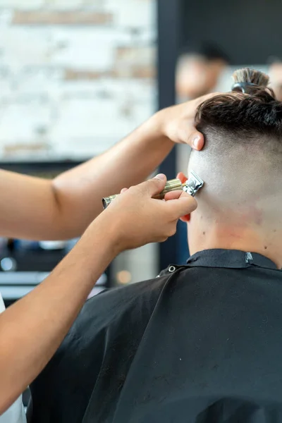 Friseur Beim Haarschnitt Eines Mannes — Stockfoto