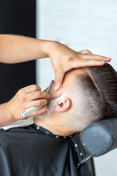 Professioneller Friseur Rasiert Einen Kunden Mit Einem Rasiermesser — Stockfoto