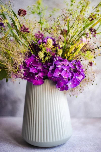 Zomer Wilde Bloemen Boeket Als Een Geschenk Concept Het Interieur — Stockfoto