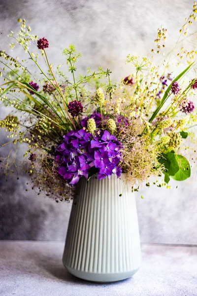 Zomer Wilde Bloemen Boeket Als Een Geschenk Concept Het Interieur — Stockfoto