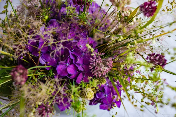 Sommer Wildblumen Strauß Als Geschenkkonzept Innenraum — Stockfoto