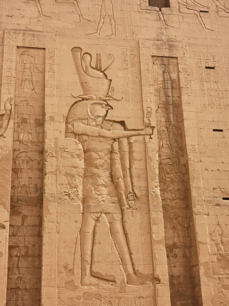 エジプトのエドフ神殿は信じられないほどの古美術品で — ストック写真