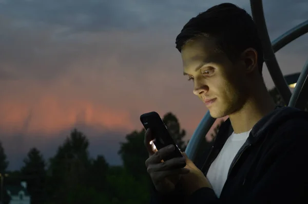 Hombre Usando Teléfono Celular Aire Libre Crepúsculo — Foto de Stock