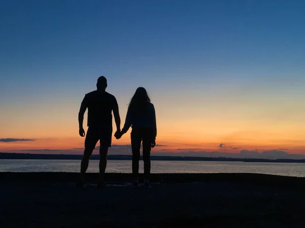 Paar Blickt Auf Den Sonnenuntergang Ufer Eines Bergsees — Stockfoto