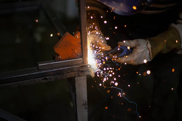 Metalen Lassen Vuur Van Werking Van Lasmachine Vervaardiging Van Stalen — Stockfoto